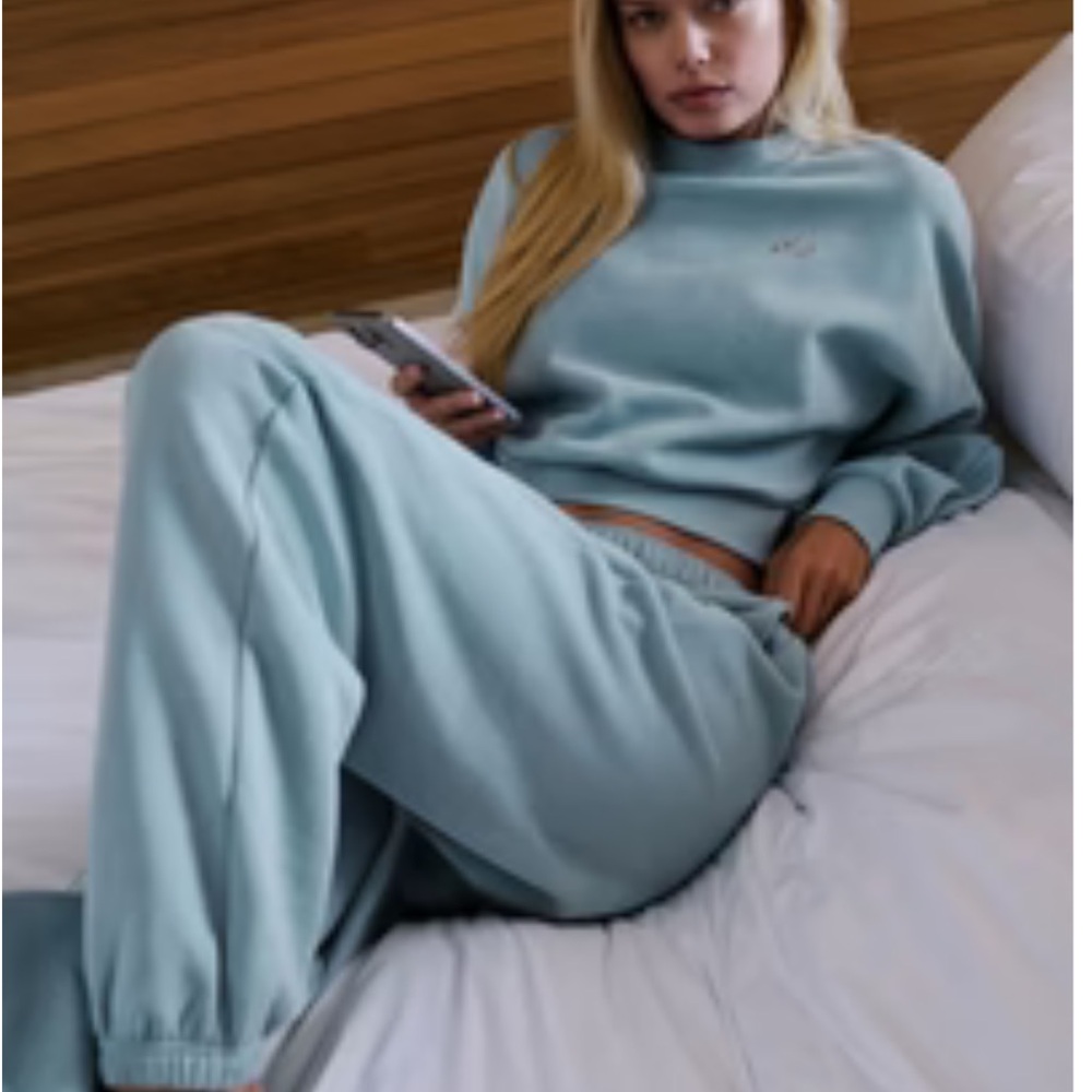 ALO Yoga Celestial Blue Crop Accolade Crewneck